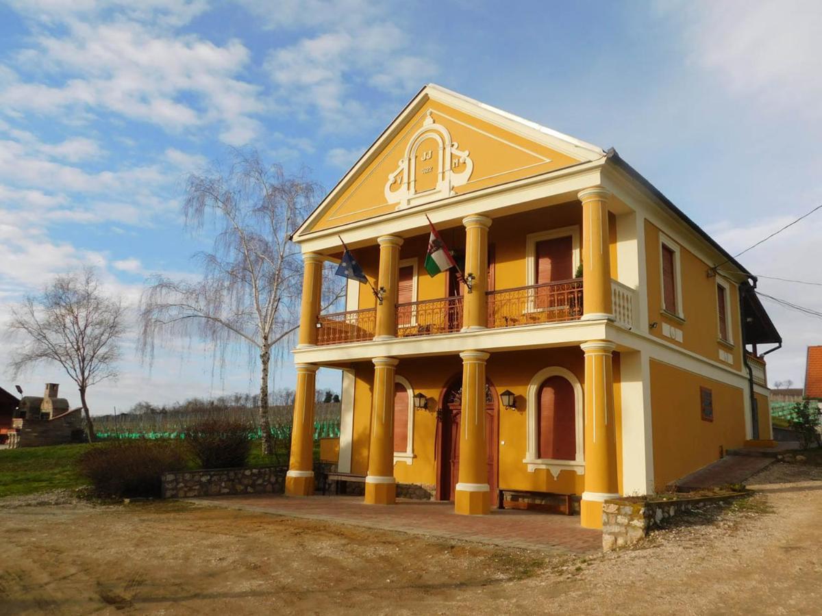 Joe Bacsi Rezidenciaja Apartment Kisharsany ภายนอก รูปภาพ